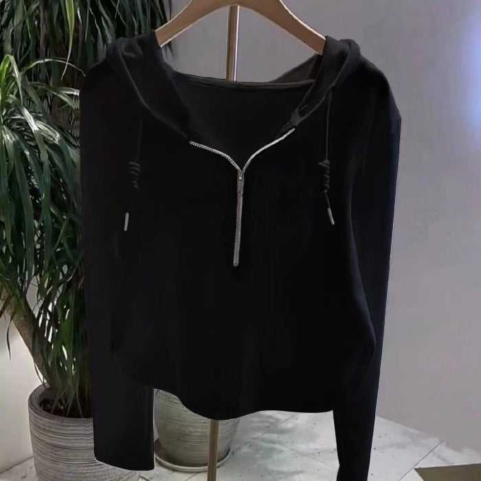 Women's casual hoodie with half zipper and modern cut Chic & Stil