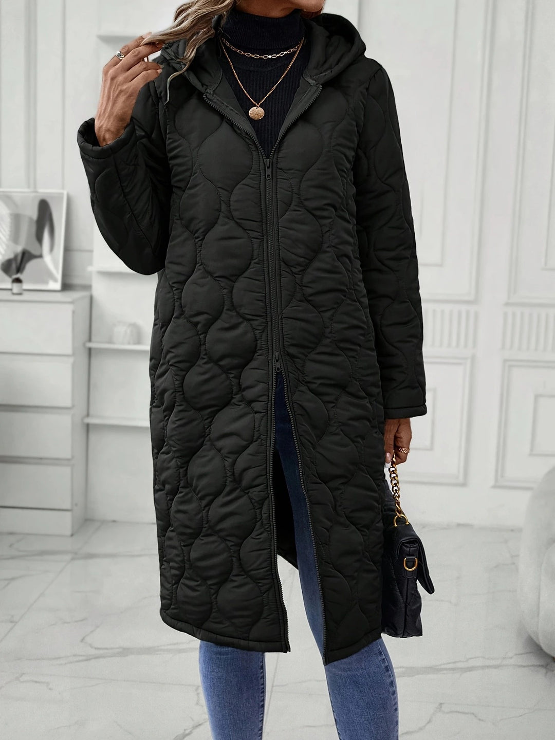 Veste à capuche pour femmes avec un élégant matelassage et des manches longues Chic & Stil