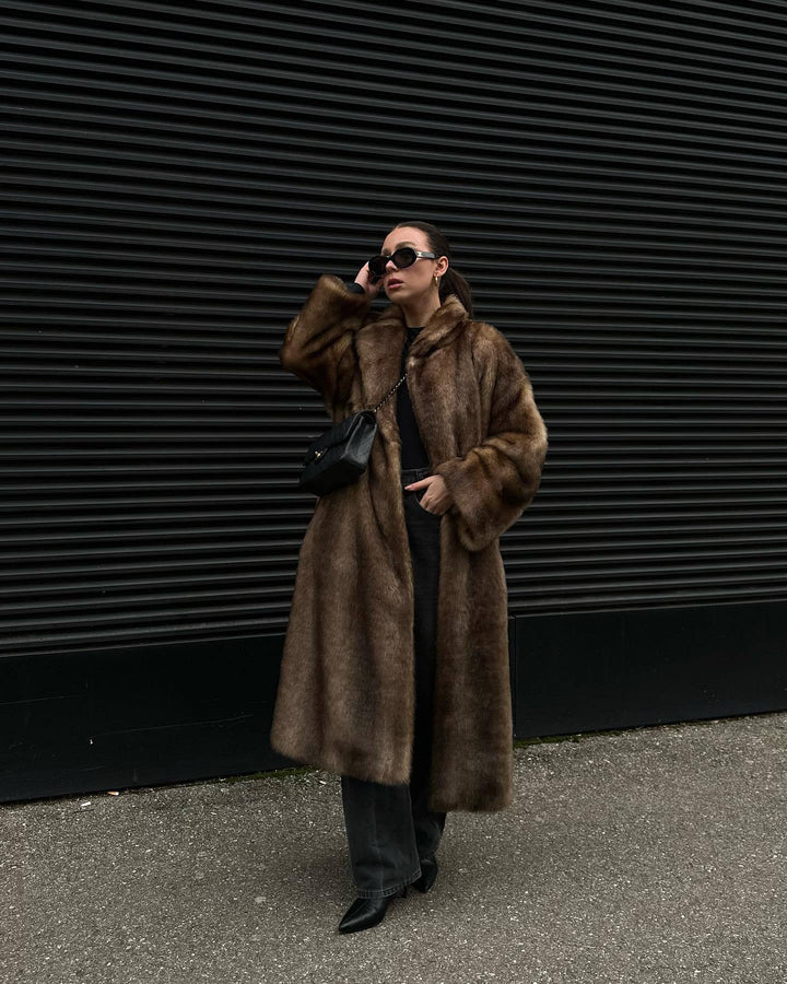 Women Luxurious Faux Fur Coat with Large Lapels and Soft Lining Lune London