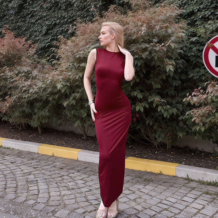 Robe maxi pour femmes avec une coupe élégante et ajustée et une fente haute Chic & Stil