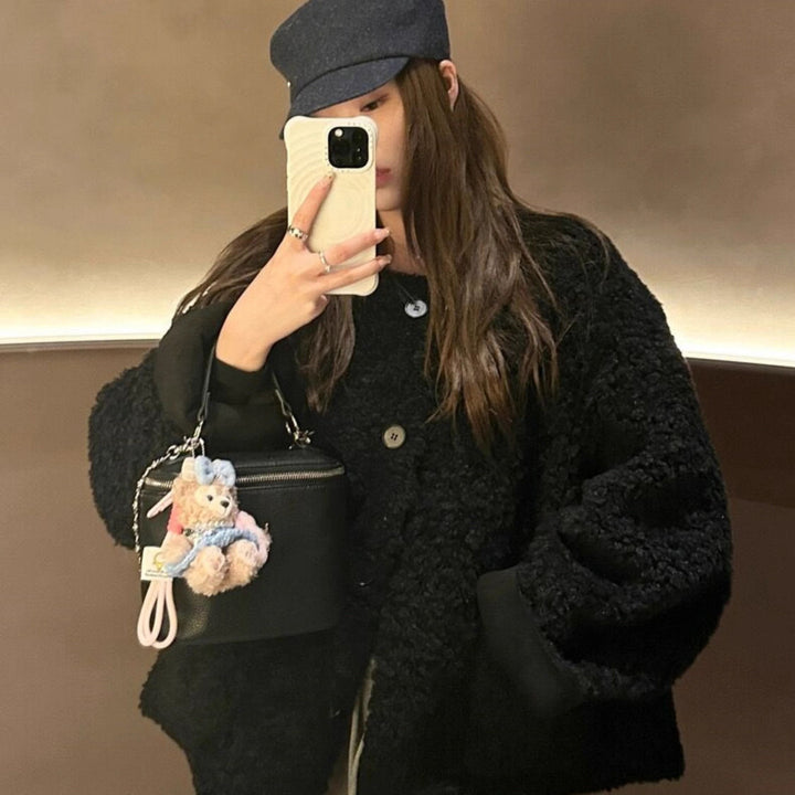 Veste en peluche confortable pour femmes avec détails de boutons Chic & Stil