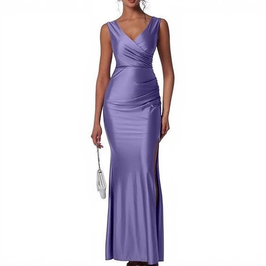 Elegant evening dress for women with a fitted cut and a side opening Lune London
