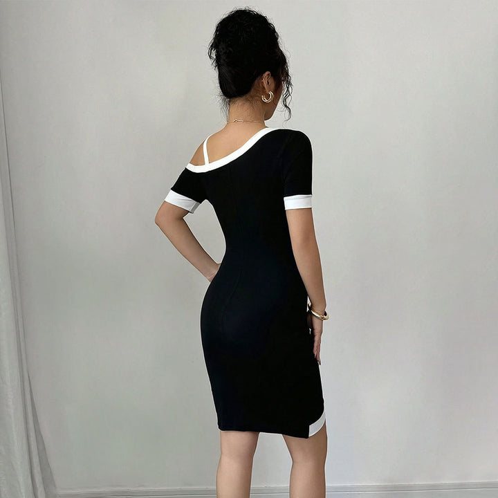 Robe mini moulante pour femmes avec décolleté asymétrique et sangle décorative Chic & Stil