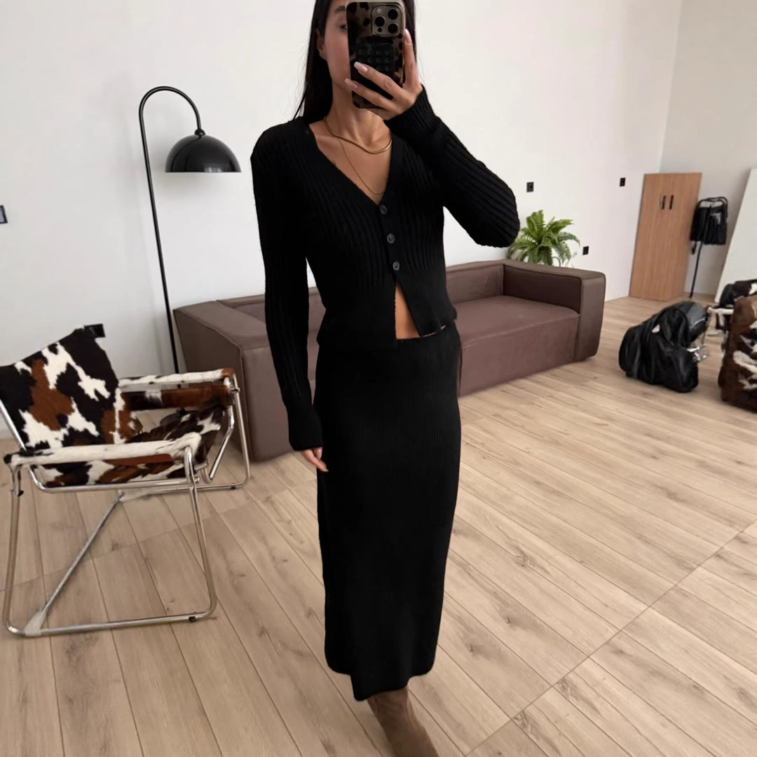 Robe en tricot pour femmes avec décolleté en V profond et détails de boutons Chic & Stil