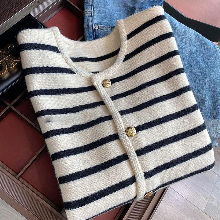 Cardigan à la mode pour femmes avec un motif rayé texturé et des boutons élégants Chic & Stil