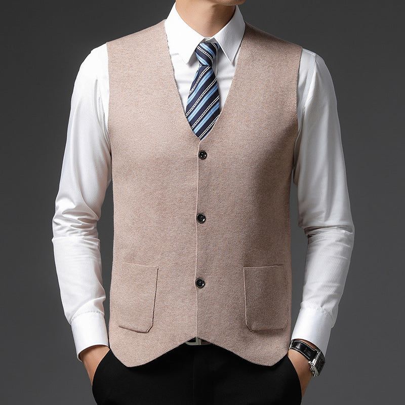 Elegant knitted vest for men with a modern cut and practical pockets Chic and Style