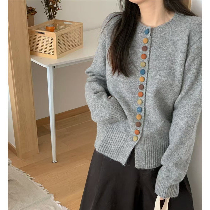 Cardigan pour femmes avec des détails de boutons colorés et une coupe décontractée Chic & Stil