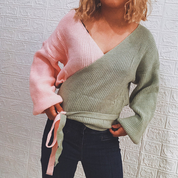 Pull en tricot pour femmes avec un design enveloppant moderne et des manches larges Chic & Stil