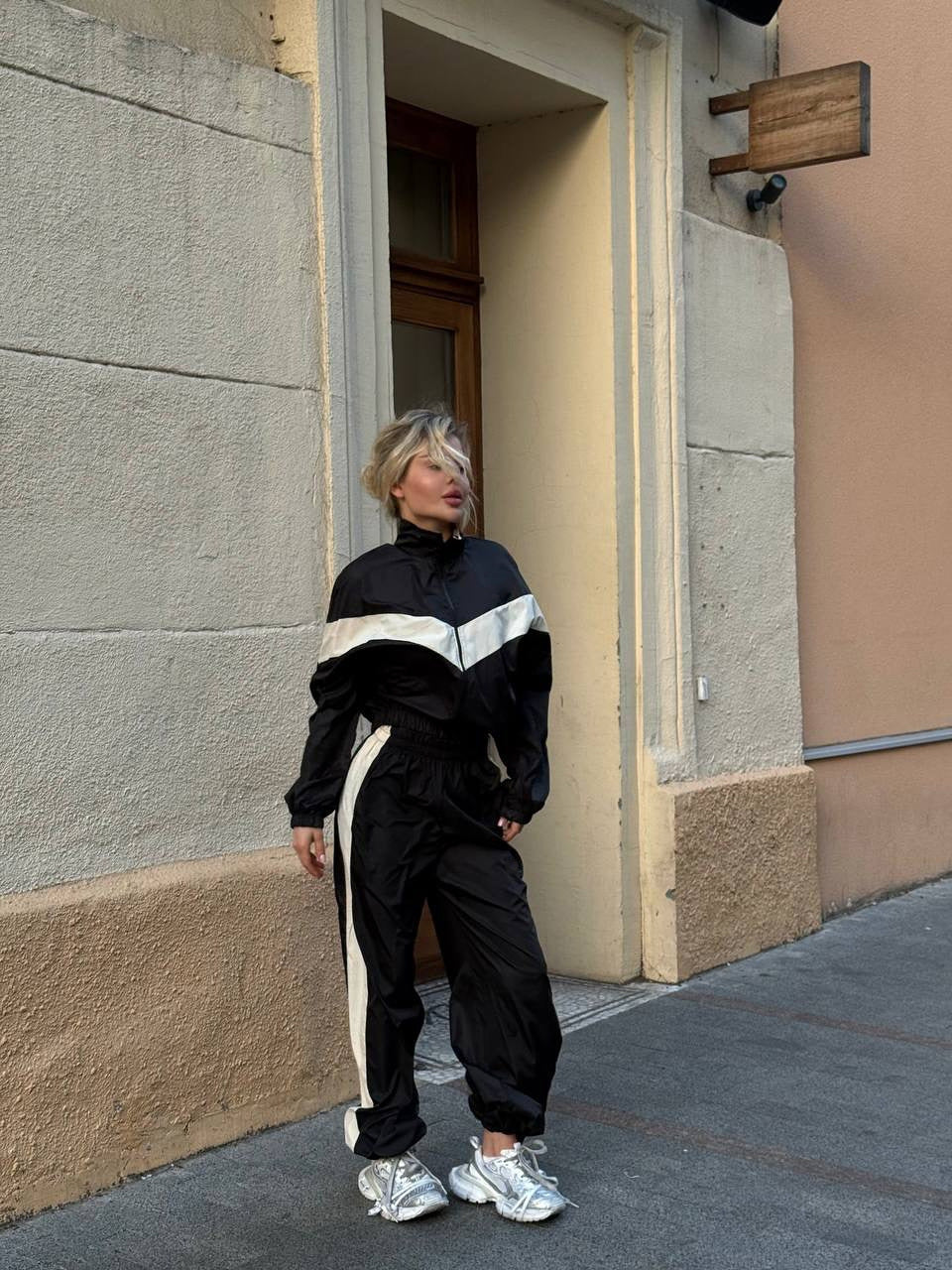 Women's sporty windbreaker with high collar and contrasting stripes Chic & Stil