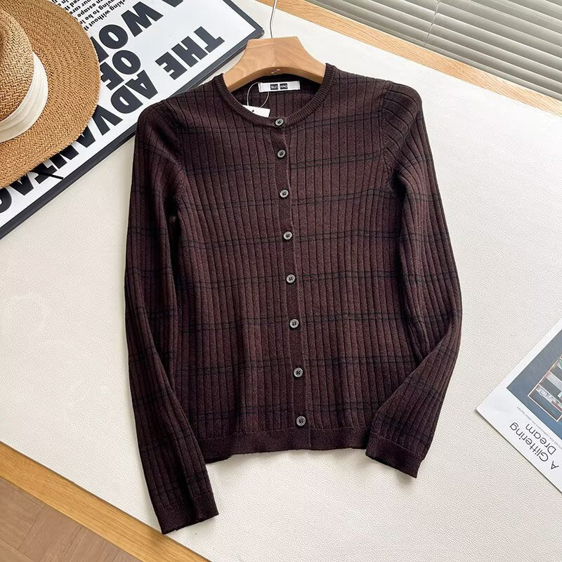 Cardigan en tricot côtelé stylé pour femmes avec fermeture à boutons Chic & Stil