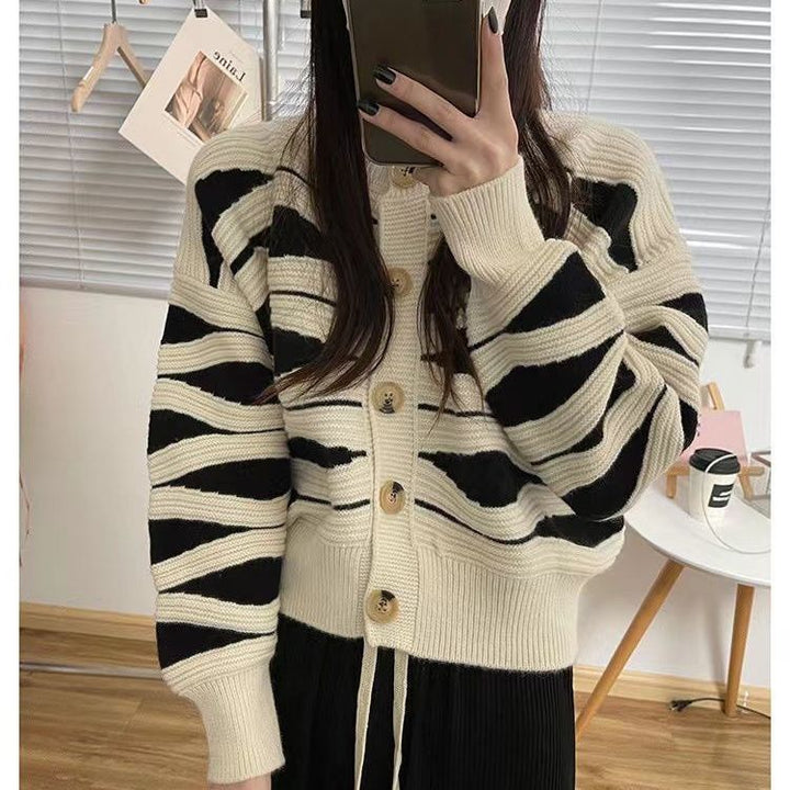 Cardigan pour femmes avec un motif de vagues compliqué et de grands boutons en bois Chic & Stil
