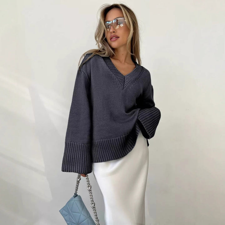 Women elegant knit sweater with V-neck and casual fit Chic & Stil