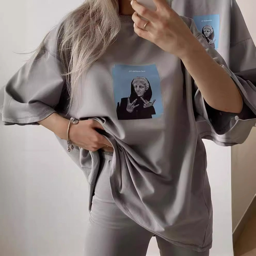Oversized t-shirt for women with creative printed pattern and chic sporty design