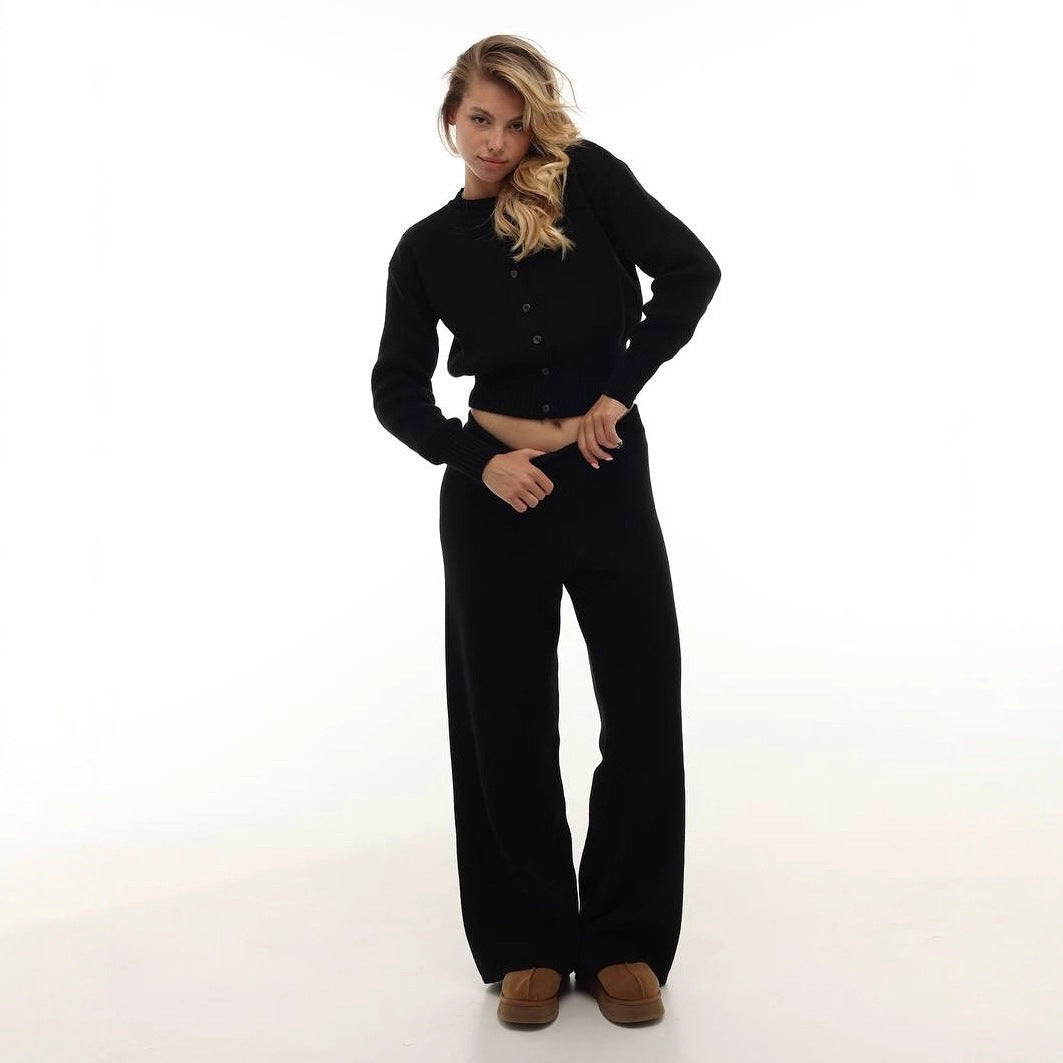 Cropped knitted jacket for ladies with fine ribbed details and an elegant button closure Lune London