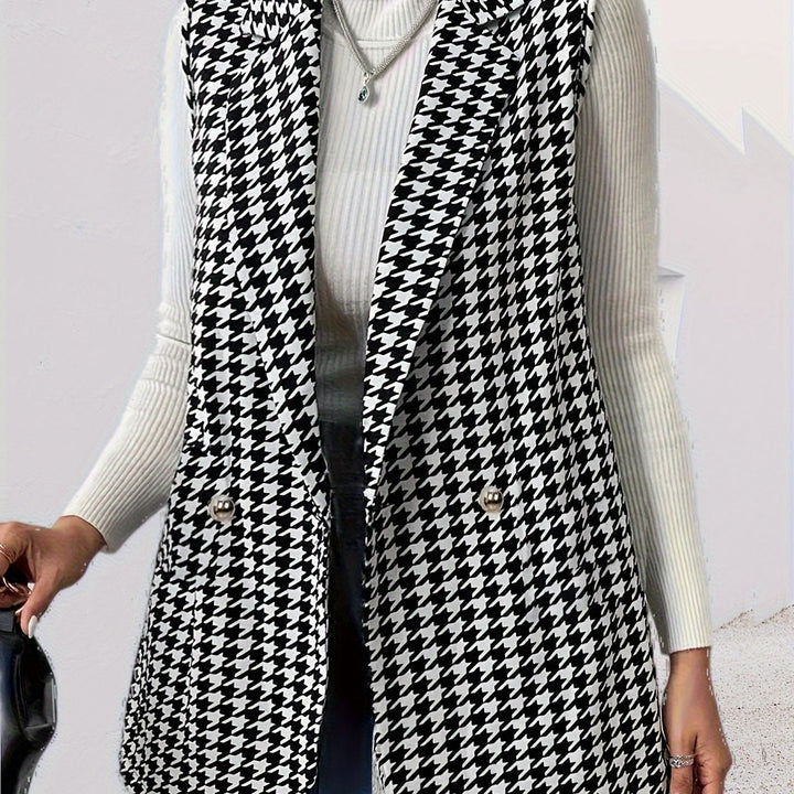 Modern ladies' vest with houndstooth pattern and elegant button placket Lune London
