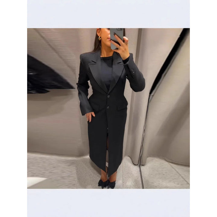 Ladies elegant long blazer with a slim silhouette and classic details Lune London