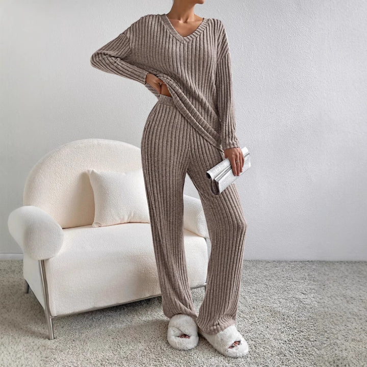Women Comfortable Fine Knit Set with V-Neck and Long Sleeves Chic & Stil
