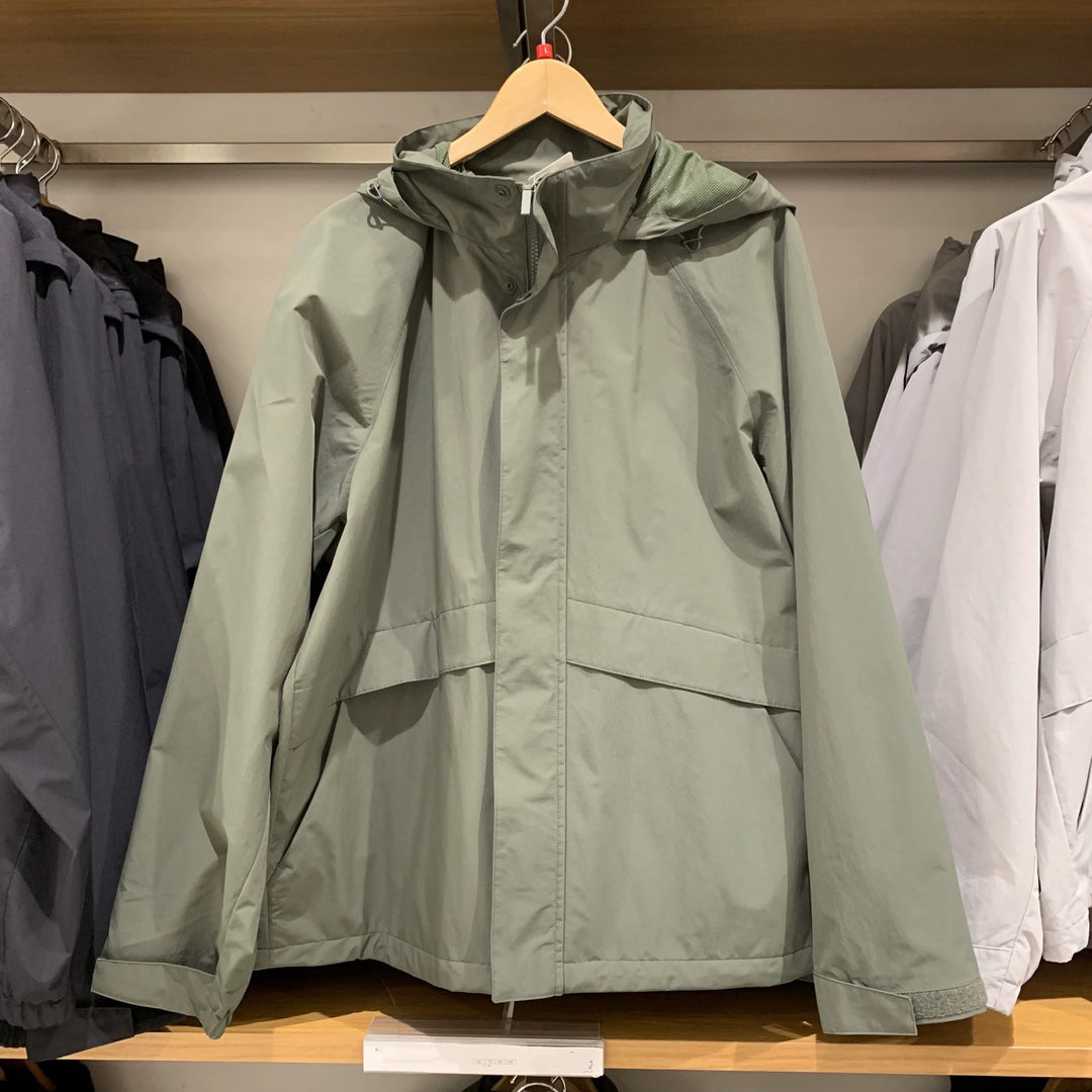 Veste d'extérieur pour femmes avec capuche réglable et caractéristiques respirantes Chic & Stil