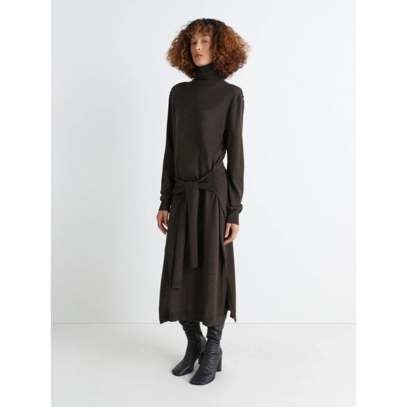 Casual knit dress for women with an elegant belt and chic side slits