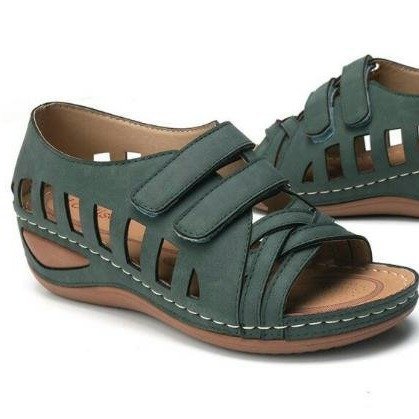 Women's comfortable clogs with adjustable straps and an anatomical chair Lune London