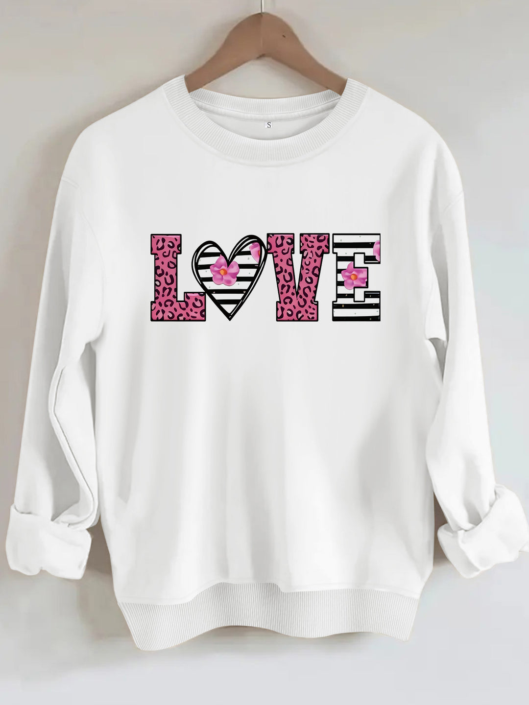 Sweatshirt femme avec design moderne de cœur léopard et coupe confortable Chic & Stil