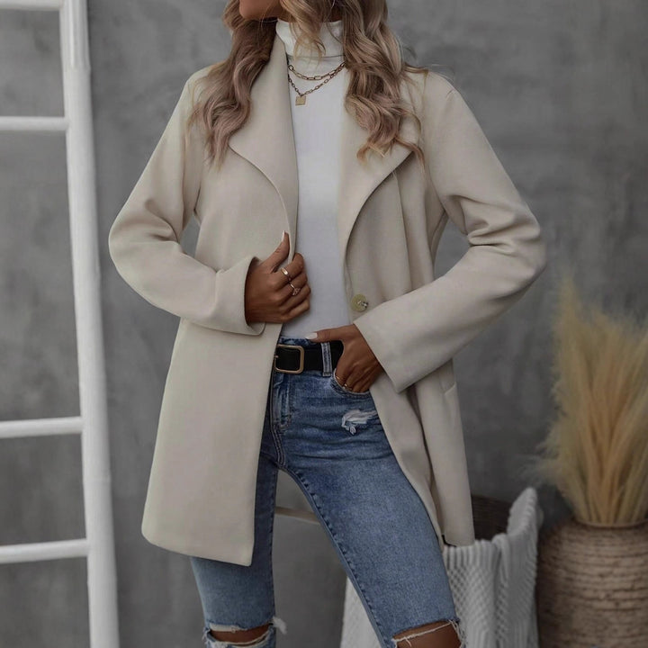 Veste féminine moderne de transition avec grand revers et fermeture à bouton Chic & Stil