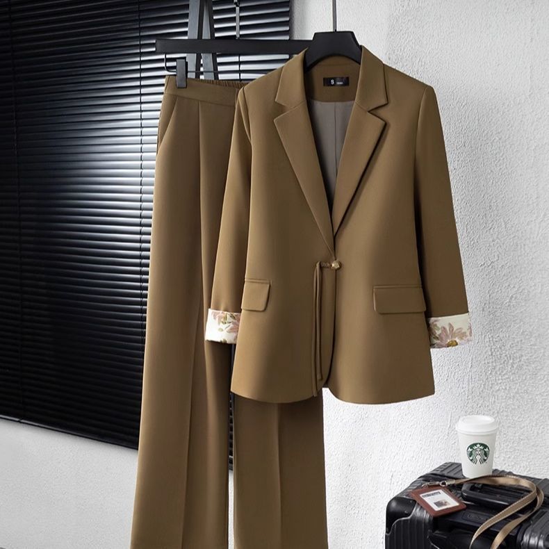 Ensemble blazer élégant pour femmes avec doublure florale Chic & Stil