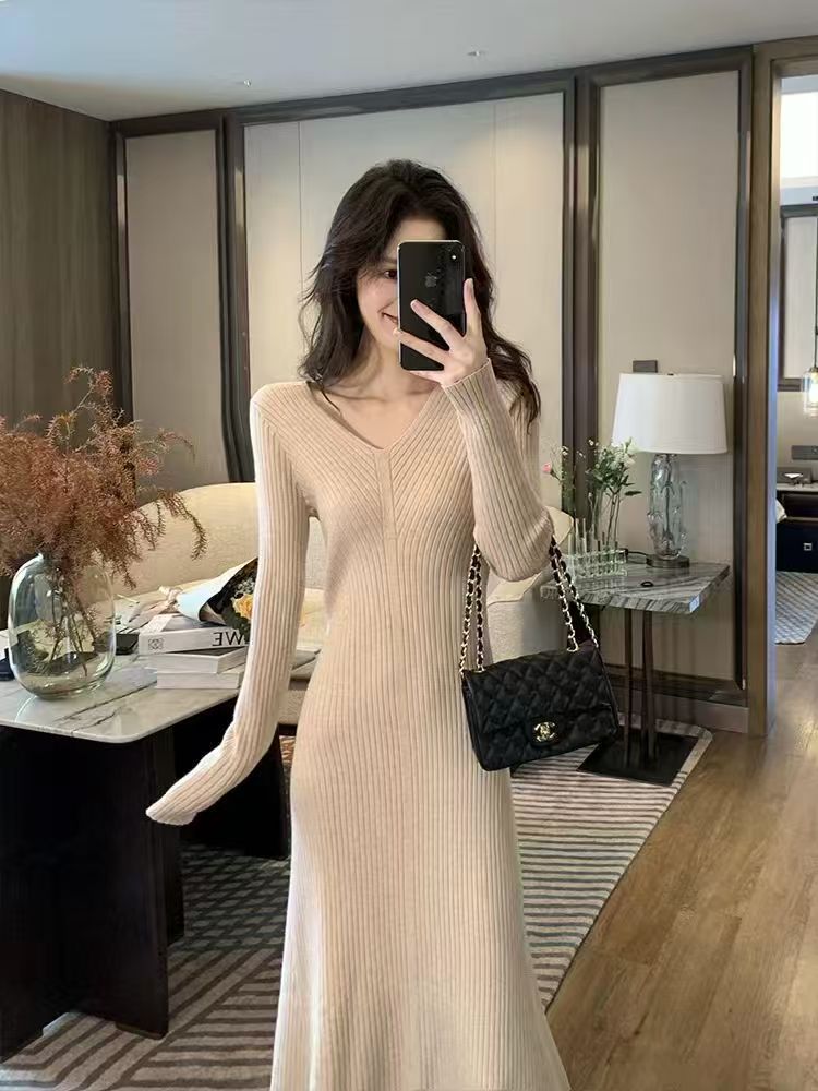 Maxi knit dress for women with V-neck and fine ribbed texture Lune London