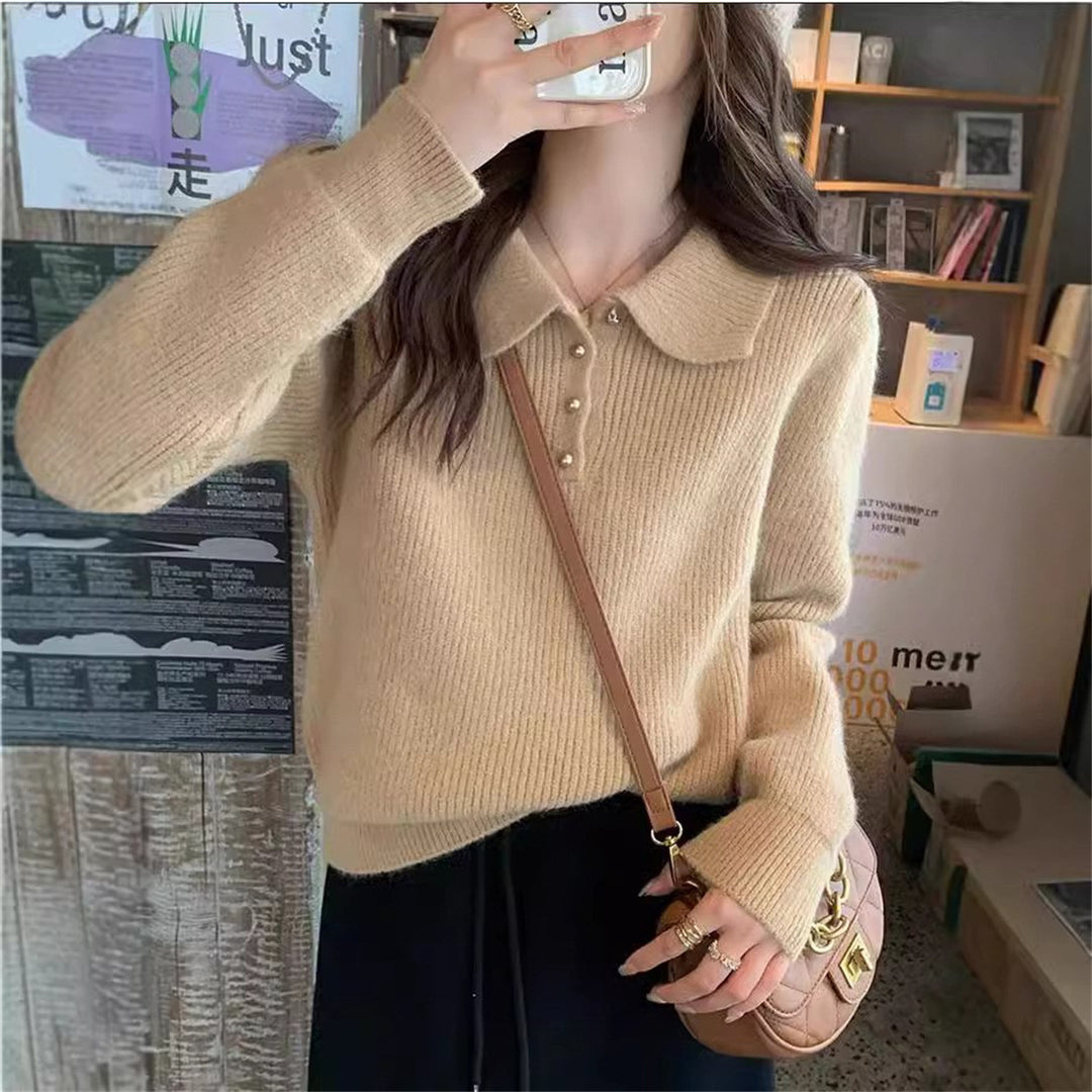 Pull féminin avec col polo texturé et détails de boutons Chic & Stil