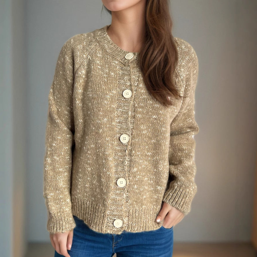 Cardigan confortable pour femmes avec de grands boutons et une belle texture Chic & Stil