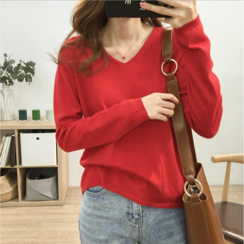 Pull féminin à col en V avec une coupe décontractée et des matériaux doux Chic & Stil