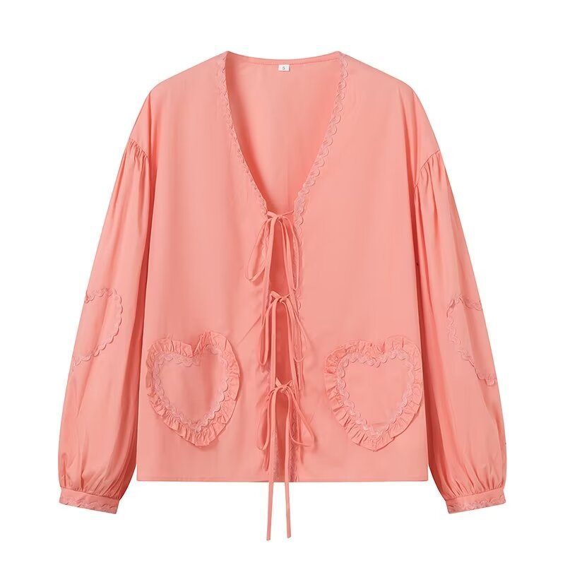 Blouse ludique pour femmes avec applications en forme de cœur et détails froncés Chic & Stil