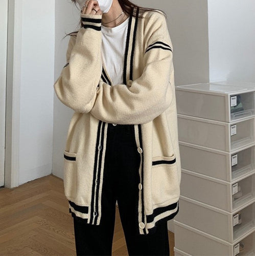 Women comfortable cardigan with casual cut and decorative band Lune London