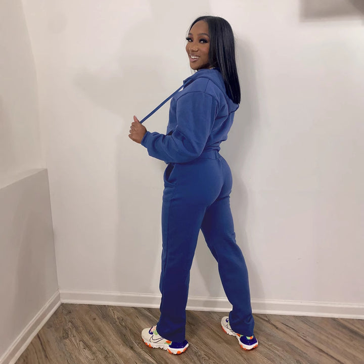 Women's leisure suit with modern zip-up design and flexible fit Chic & Stil