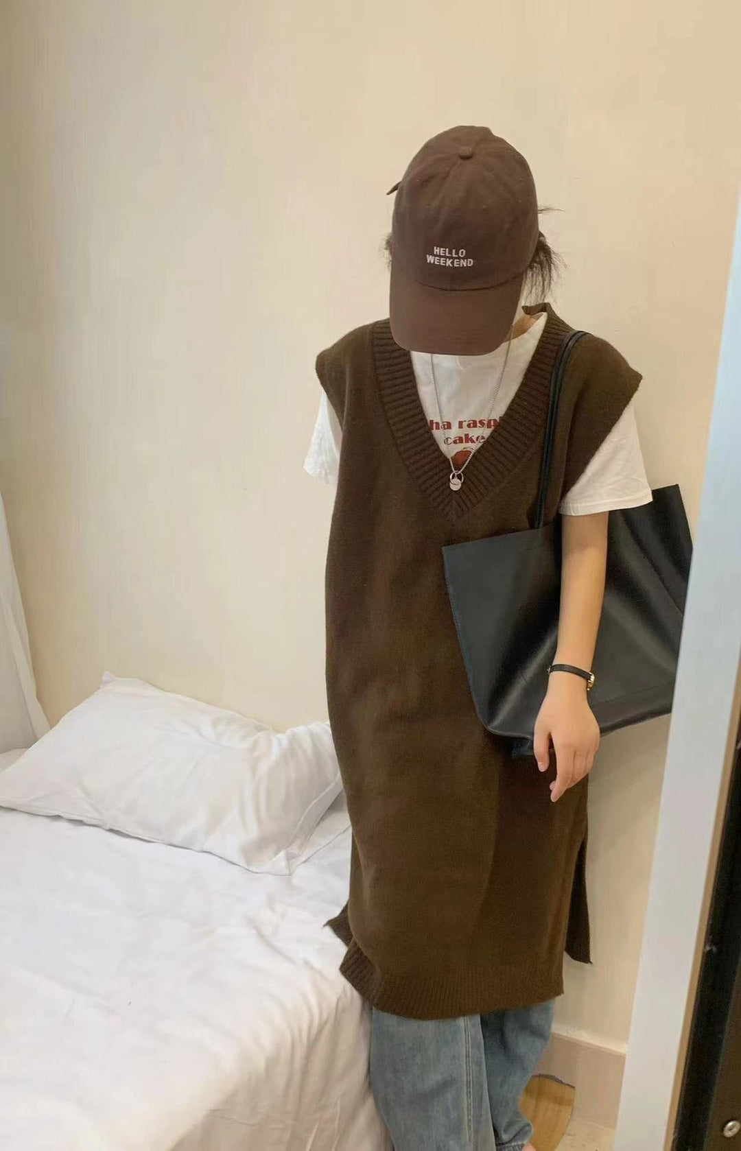 Robe tricotée pour femmes avec un élégant col en V et une fente latérale Chic & Stil