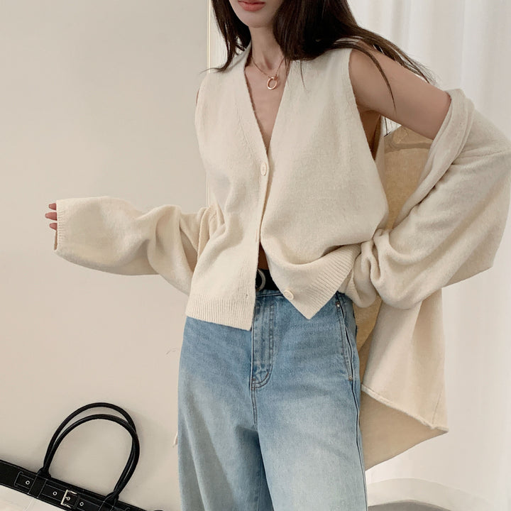 Cardigan féminin à la mode avec un élégant col en V et fermeture à boutons Chic & Stil