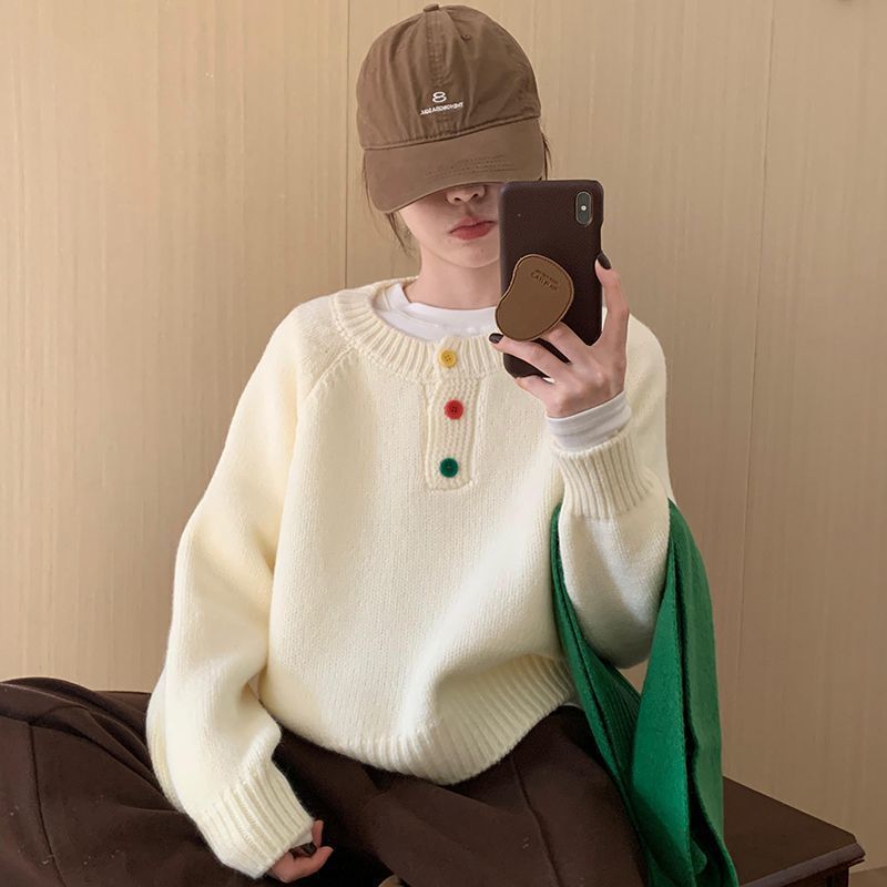 Pull confortable pour femmes avec des détails de boutons colorés et un matériau doux Chic & Stil