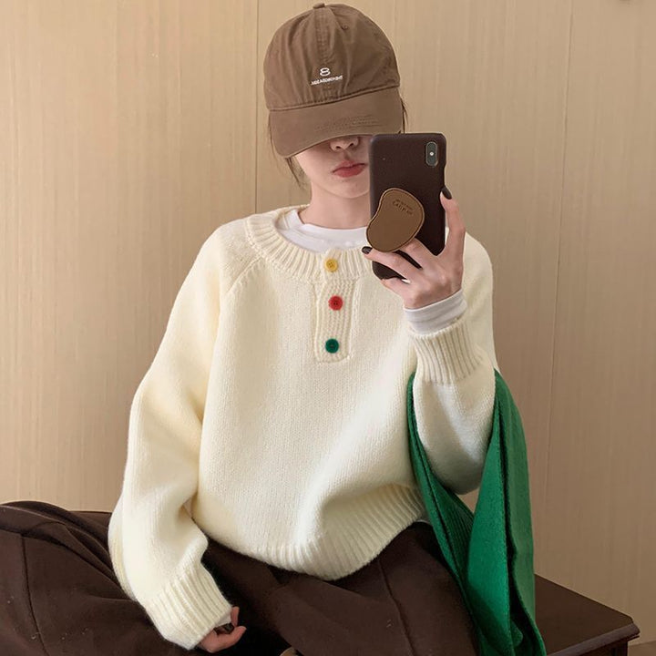 Pull confortable pour femmes avec des détails de boutons colorés et un matériau doux Chic & Stil