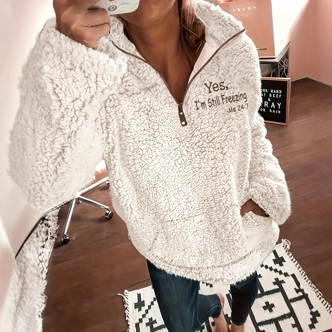 Women's cozy fleece sweater with short zipper and original writing Lune London