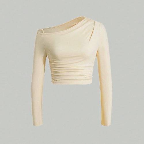 Asymmetrical short top with long sleeves for women with a slight gathered effect Chic & Stil