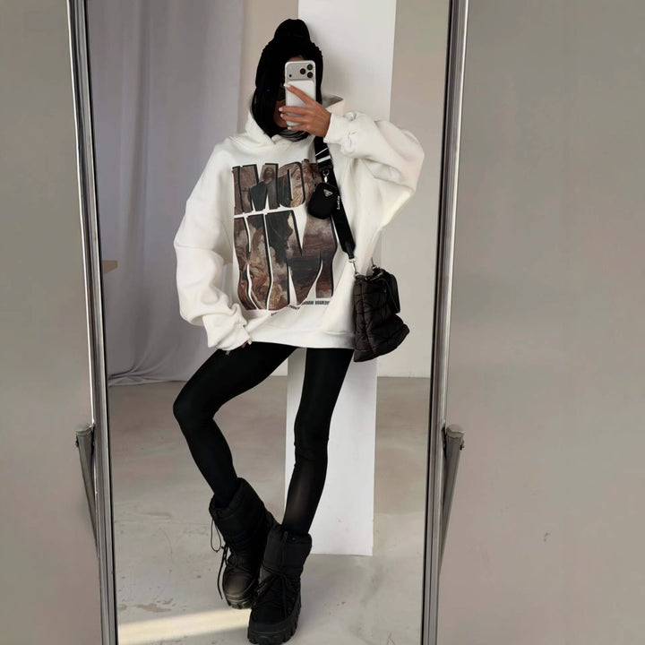 Dames sweat à capuche oversize avec impression graphique accrocheuse Chic & Stil