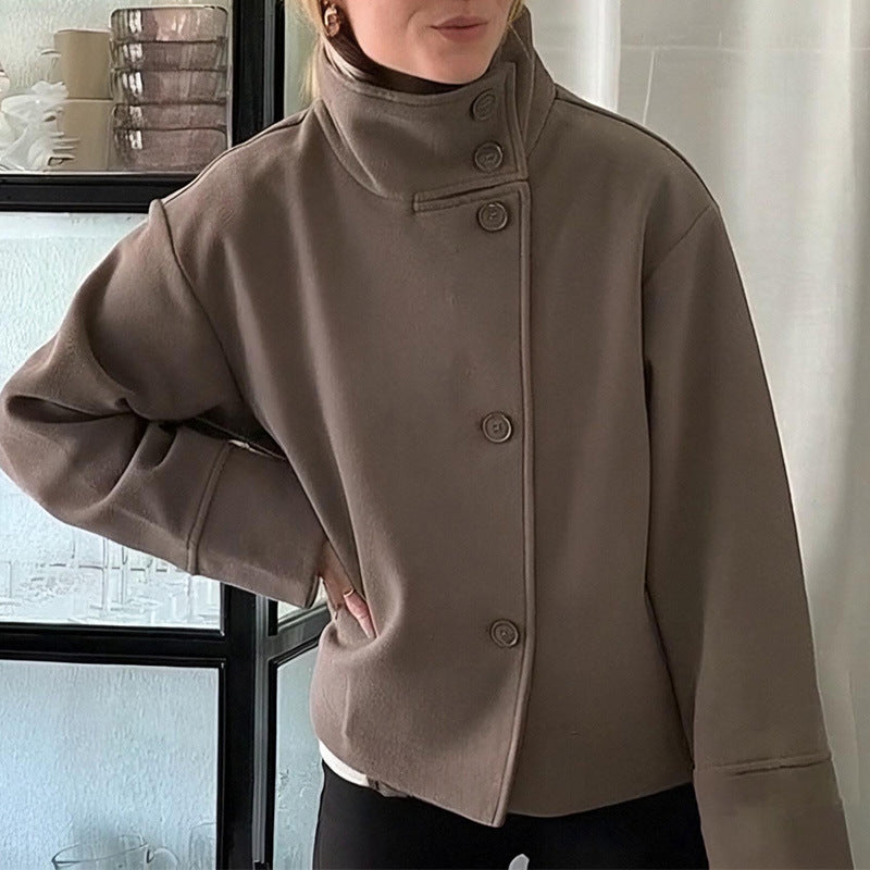 Veste oversize pour femmes avec col haut et détails en boutons Chic & Stil