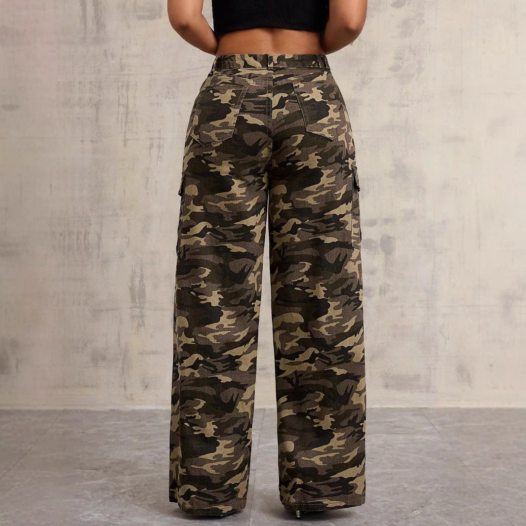 Pantalons cargo femmes dans un design camouflage décontracté avec poches latérales et jambes larges Chic & Stil