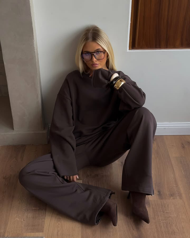 Women's stylish sweat set with casual cut and elastic drawstrings Chic & Stil