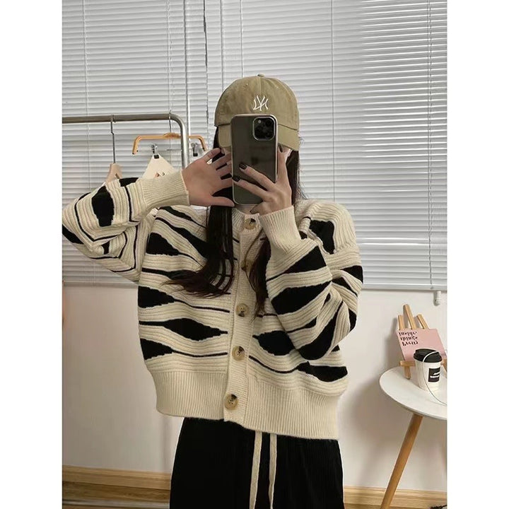 Cardigan pour femmes avec un motif de vagues compliqué et de grands boutons en bois Chic & Stil