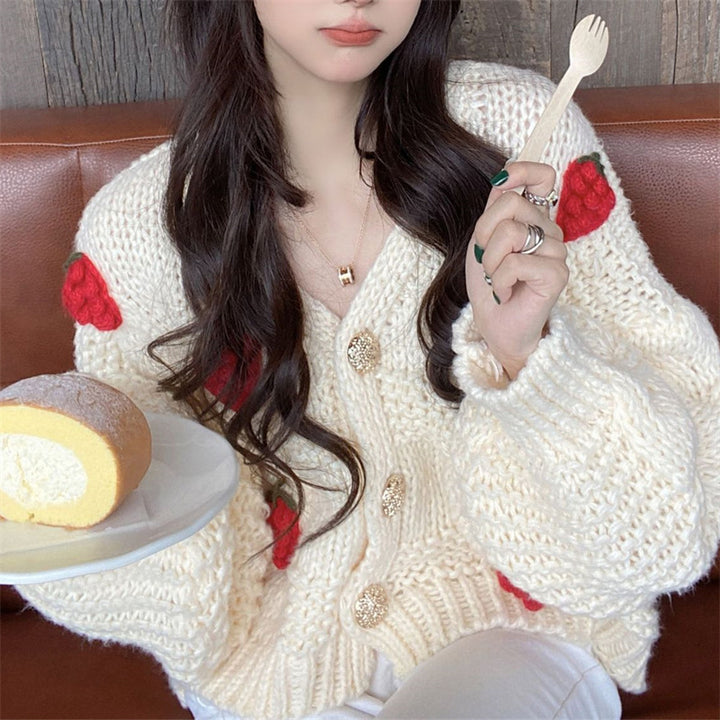 Cardigan en maille épaisse pour femmes avec de jolies appliqués de fleurs et des boutons dorés Chic & Stil