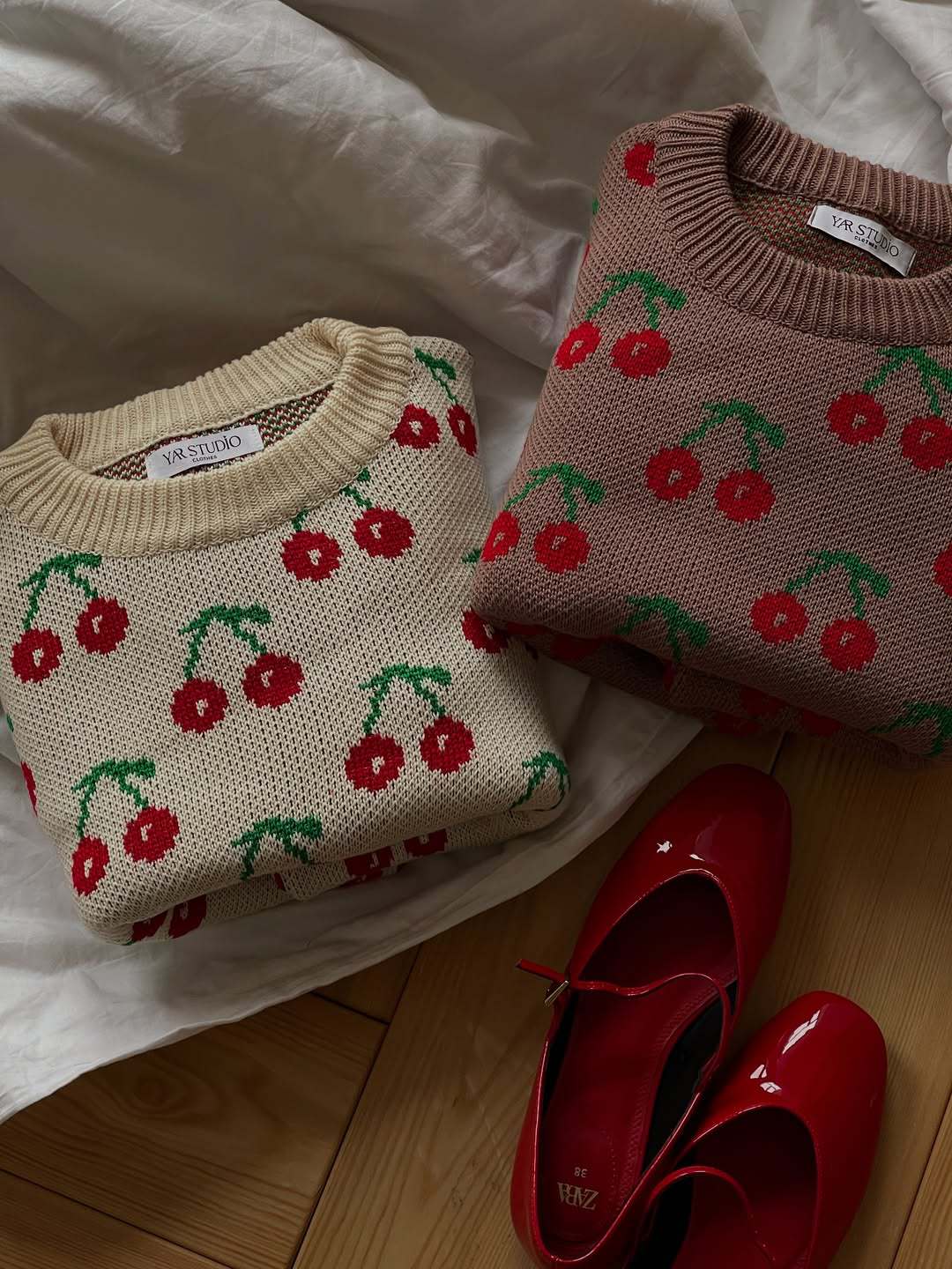 Pull femme confortable avec motif cerise et légère structure Chic & Stil