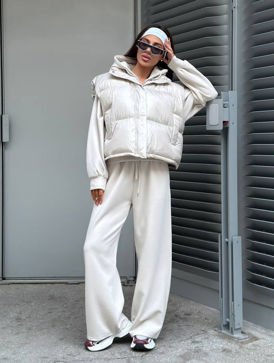 Dames stylé doudoune avec capuche et pantalons amples décontractés Chic & Stil