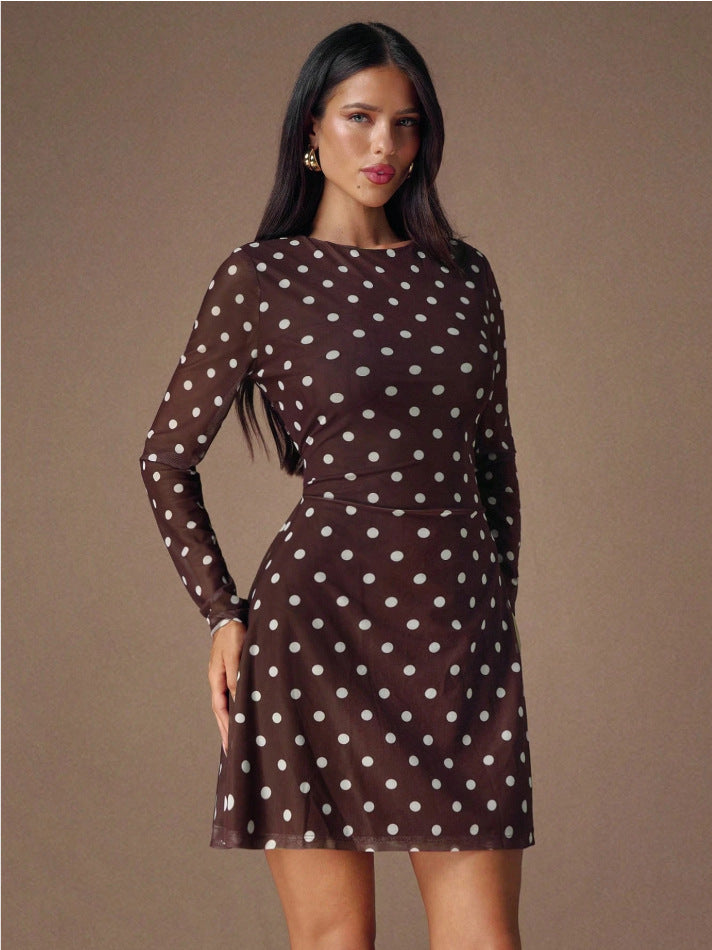 Robe mini pour femmes avec des manches transparentes et un design à pois Chic & Stil