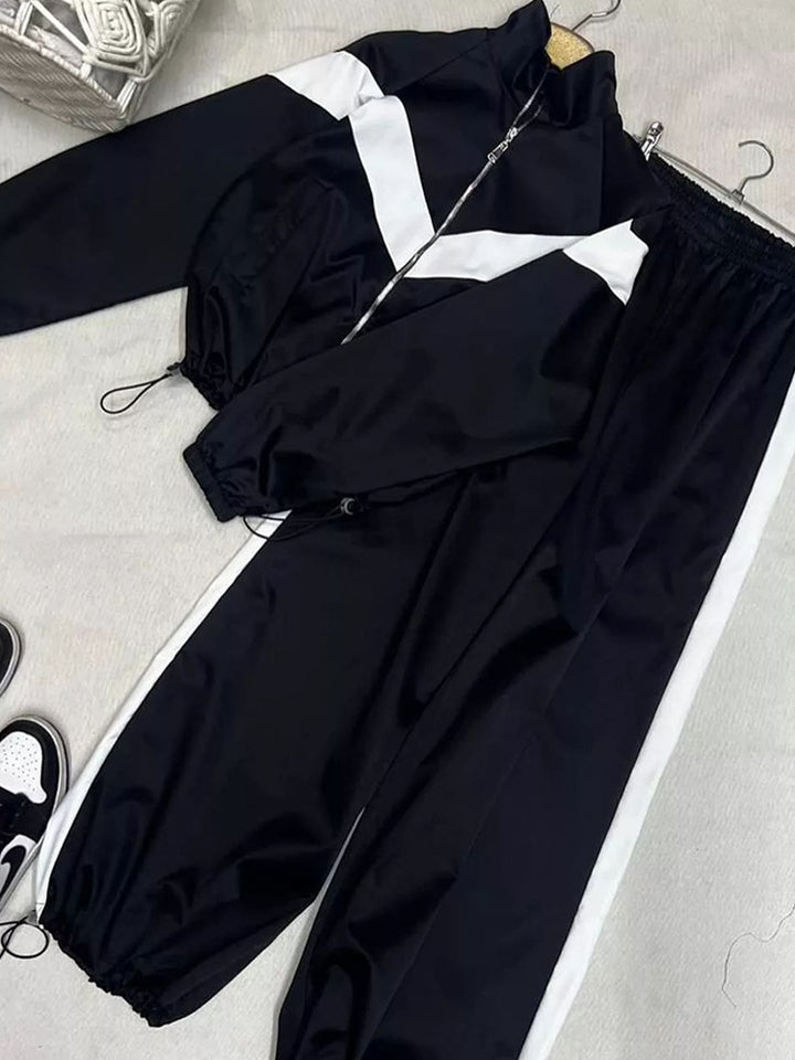 Women's sports tracksuit set with functional zipper and elastic waist Lune London